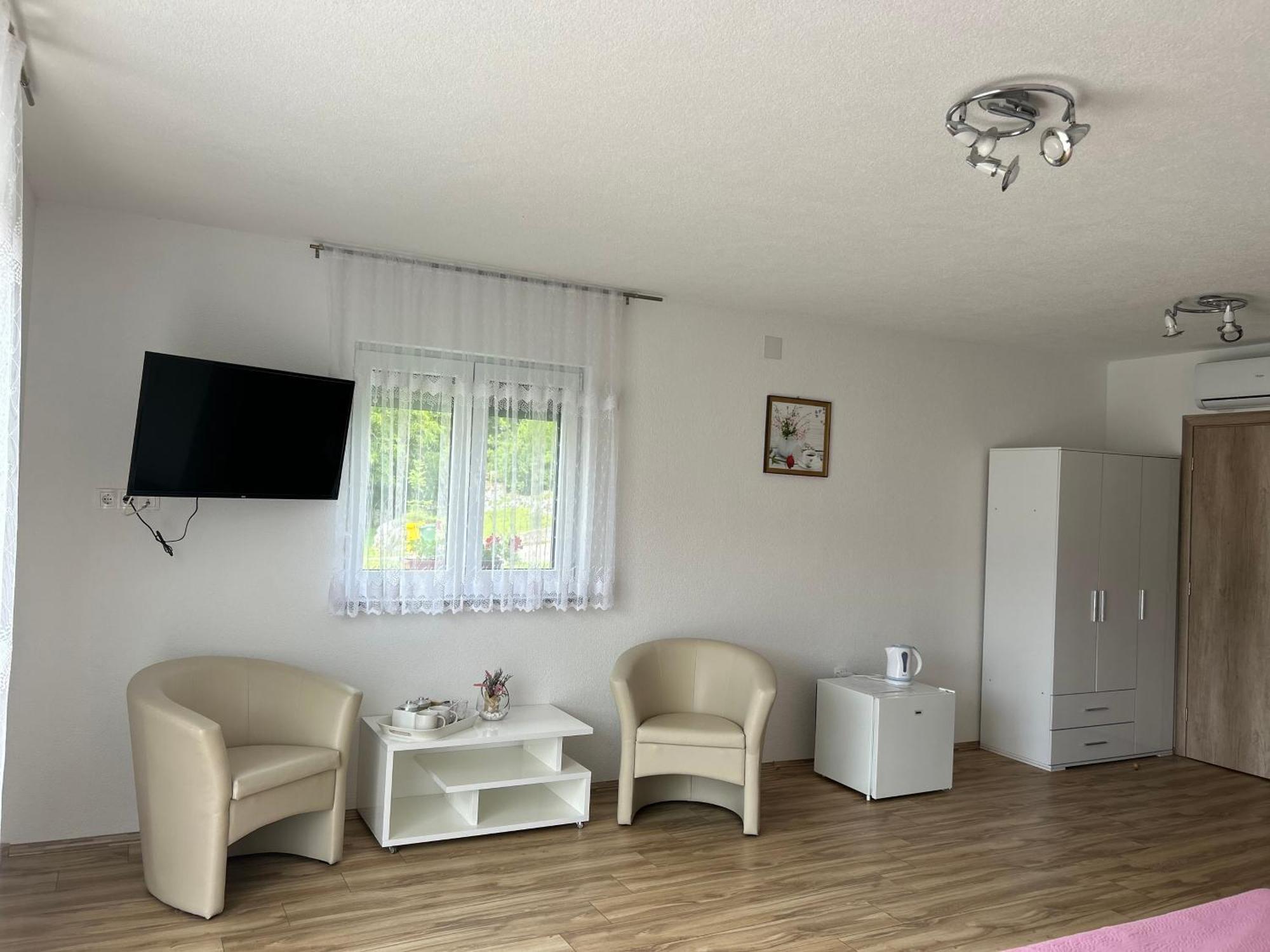 Apartments And Rooms Krizmanic Smoljanac Εξωτερικό φωτογραφία