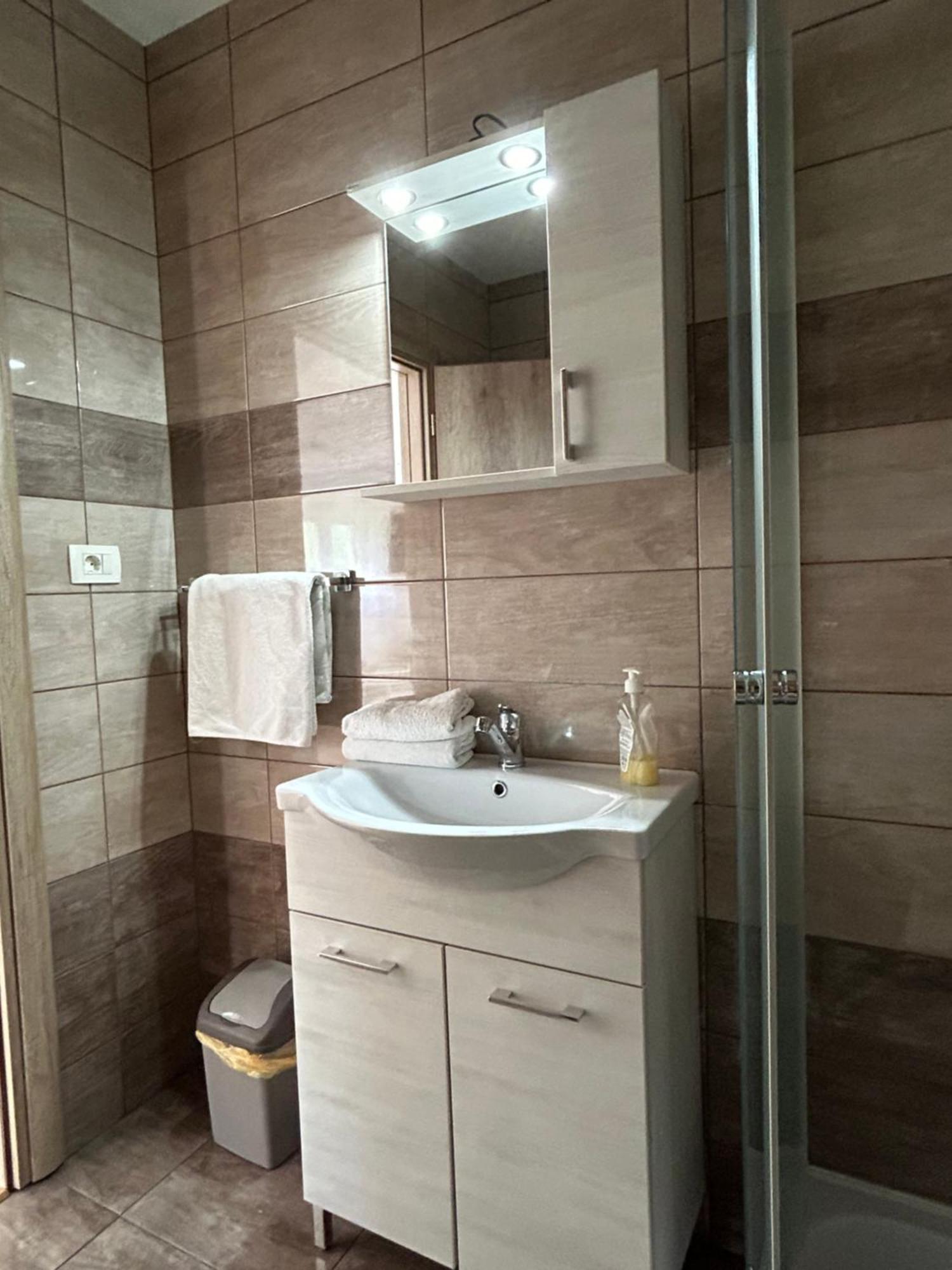Apartments And Rooms Krizmanic Smoljanac Εξωτερικό φωτογραφία