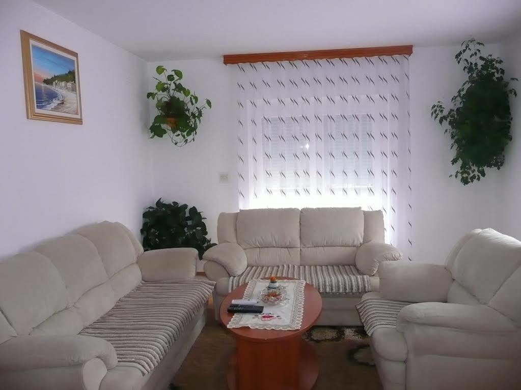 Apartments And Rooms Krizmanic Smoljanac Εξωτερικό φωτογραφία